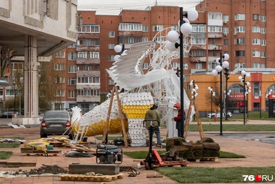 В Ярославле убирают дракона с площади Юности