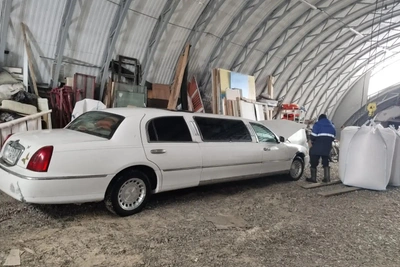 Лимузин с берега Красноярского моря починили и отогнали в ангар