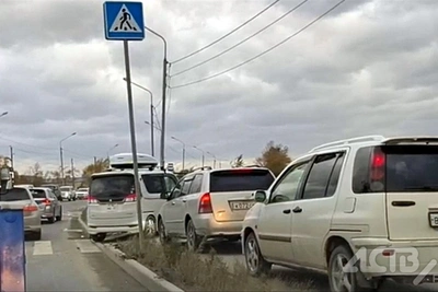 Автомобилисты объехали ДТП по тротуару в Южно-Сахалинске