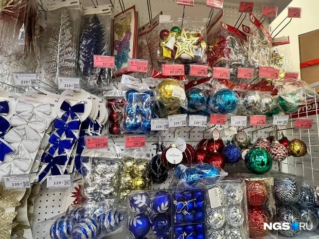 Тут&nbsp;тоже большой выбор украшений и праздничной атрибутики | Источник: Настасья Медведева / NGS.RU