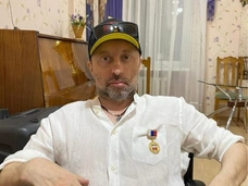 «Было очень много людей»: юмористы простились со звездой КВН Павлом Козмопулосом, скончавшимся от рака мозга