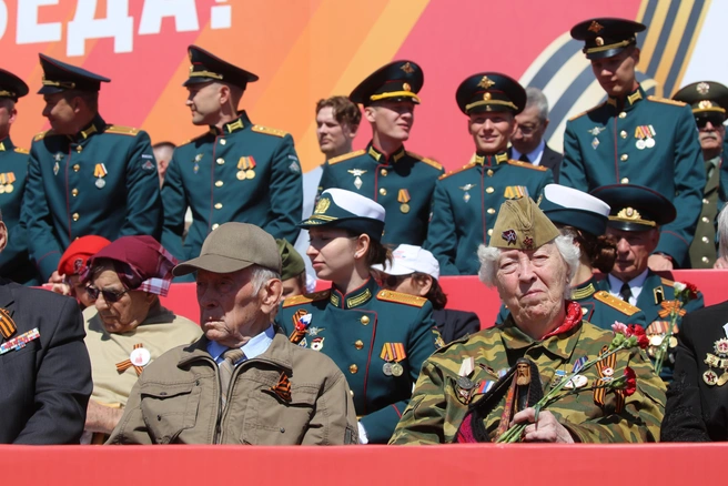 Первые ряды трибун заняли ветераны и военнослужащие | Источник: Константин Завриков / V1.RU
