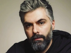 «Стая крыс идет на запах»: вместо комментариев о своем расставании Дмитрий Исхаков пишет стихи о кровавой травле