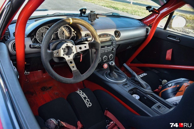 Эта MX-5 подготовлена для кубка Mazda MX-5 Cup, поэтому имеет каркас безопасности, отличные сиденья, спортивный руль и шины-полуслики. Но в остальном довольно близка к оригиналу | Источник: Артем Краснов