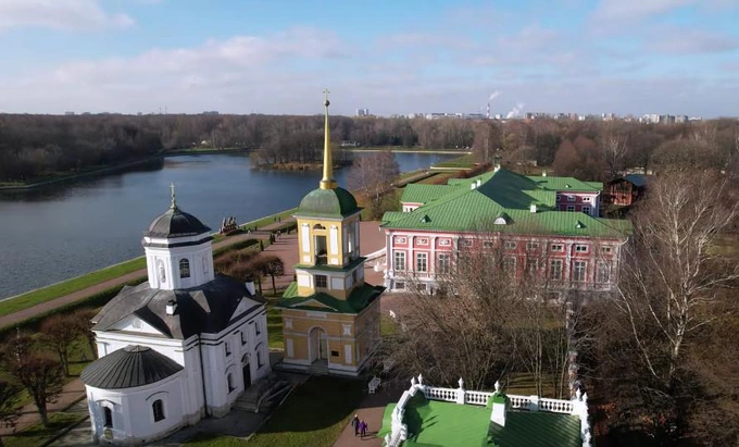 Кадр из фильма и современный вид на усадьбу Кусково | Источник: Светлана Еремина / YouTube