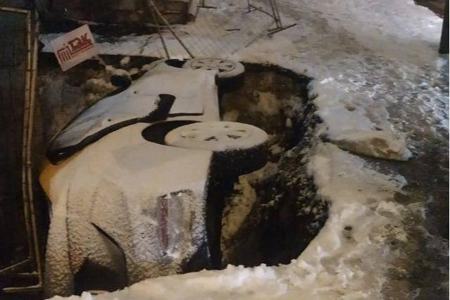 «Яма точно по размеру». Каршеринг вписался в траншею у теплосети на севере Петербурга | Источник: Пpизнaвaшки ДТП и ЧП Санкт-Петербург