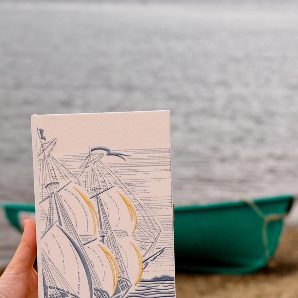 Клатч по «Алым парусам» Грина | Источник: BookShelf by Elena Petrova / Vk.com