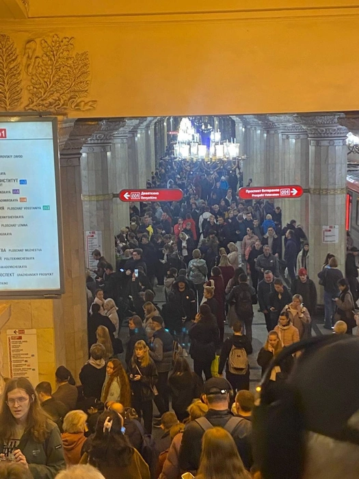 На красной ветке — сбой. «Проспект Ветеранов» закрывается на вход | Источник: Читатель «Фонтанки»