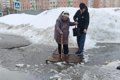В Подмосковье лужи преодолевают деревянными паллетами