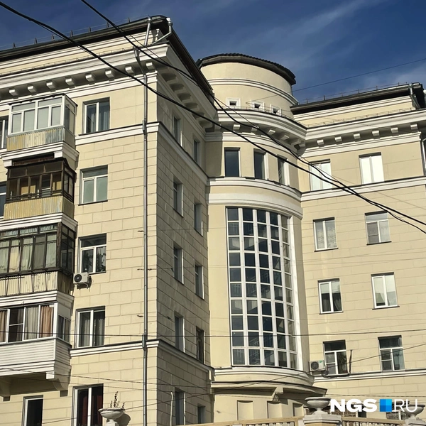 За вертикальными стеклянными витражами видна парадная лестница | Источник: Алёна Золотухина / NGS.RU