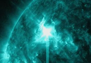 «Ударит вслед за первым, которое догонит и частично поглотит». Солнце бьёт плазмой в сторону Земли | www.fontanka.ru