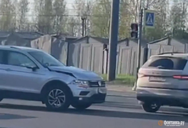 После ДТП на севере Петербурга водитель пошел бить стекла. Очевидцы говорят, что не только их | Источник: читатель «Фонтанки»
