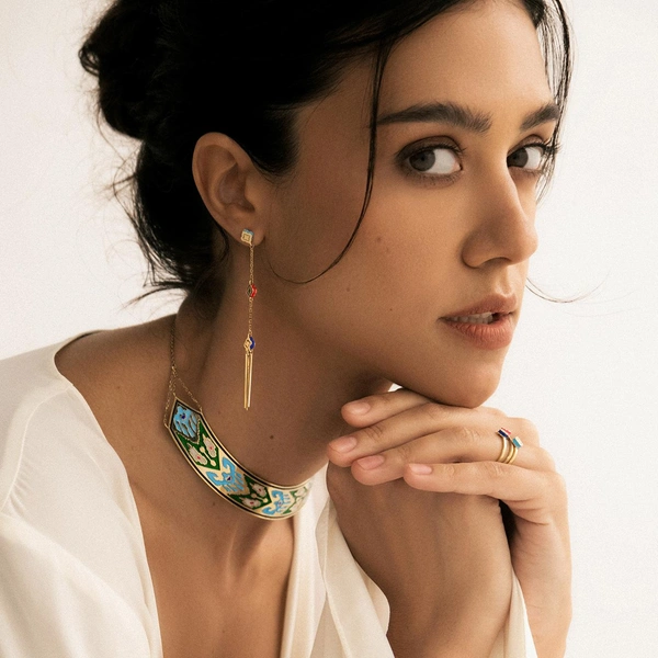 Длинные серьги LUTA MoroccoДлинные серьги из серебра с позолотой и эмалью из коллекции MOROCCO выглядят как небольшие архитектурные объекты: в них считываются силуэты марокканских фасадов, арок и текстильных узоров. Такой аксессуар добавляет к образу яркий акцент с восточным настроением и хорошо подойдет тем, кто любит украшения с историей и культурным контекстом.