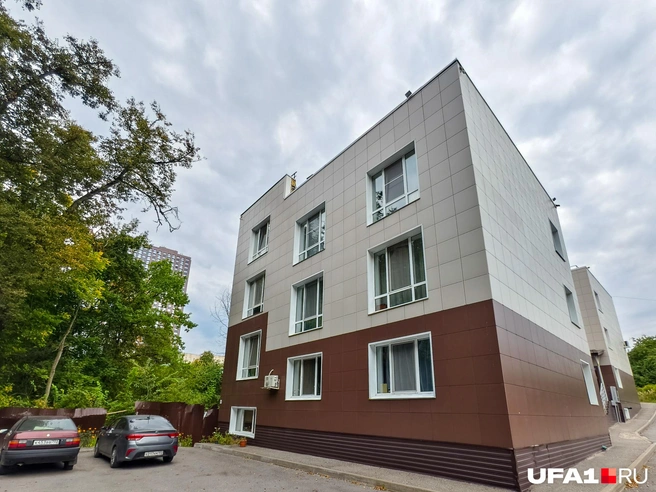 Этот домик стоит среди частного сектора | Источник: Булат Салихов / UFA1.RU