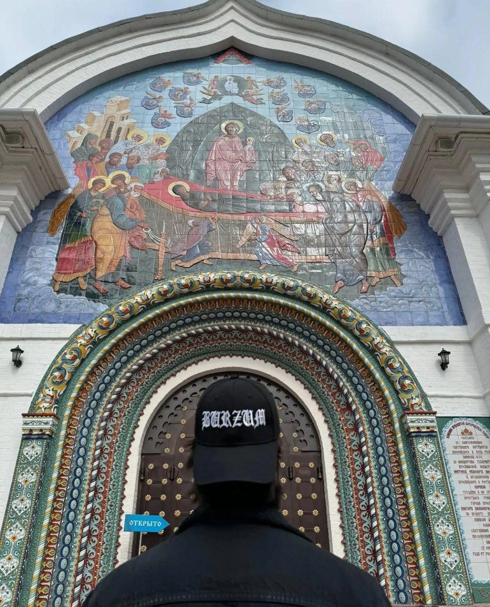 По Ярославлю Петр гулял в кепке с названием группы Burzum | Источник: petr_og / Instagram (деятельность запрещена в РФ)