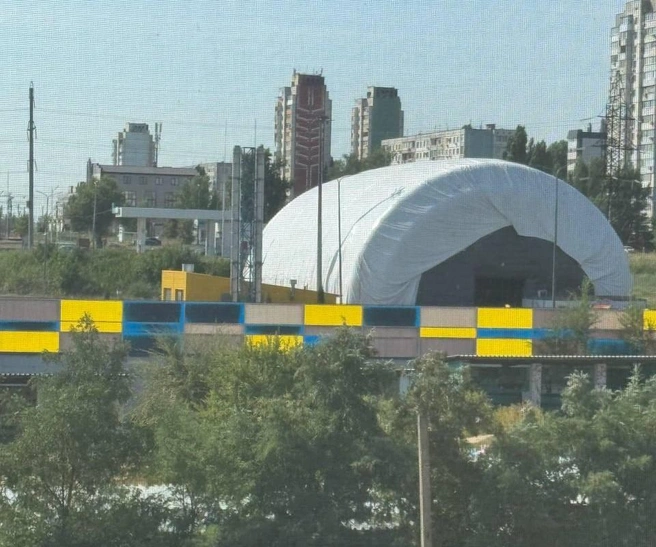 Серый купол «Кроп Арены» уже возвышается на парковке ТРЦ «Лента» на Космонавтов | Источник: читатели V1.RU