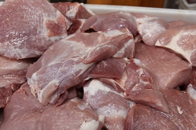 Черную плесень и мусор нашли на мясном предприятии в Хабаровске