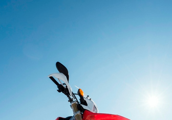 Гусеницы, саморезы, седло с подогревом: 5 интересных фактов о зимней езде на мотоцикле