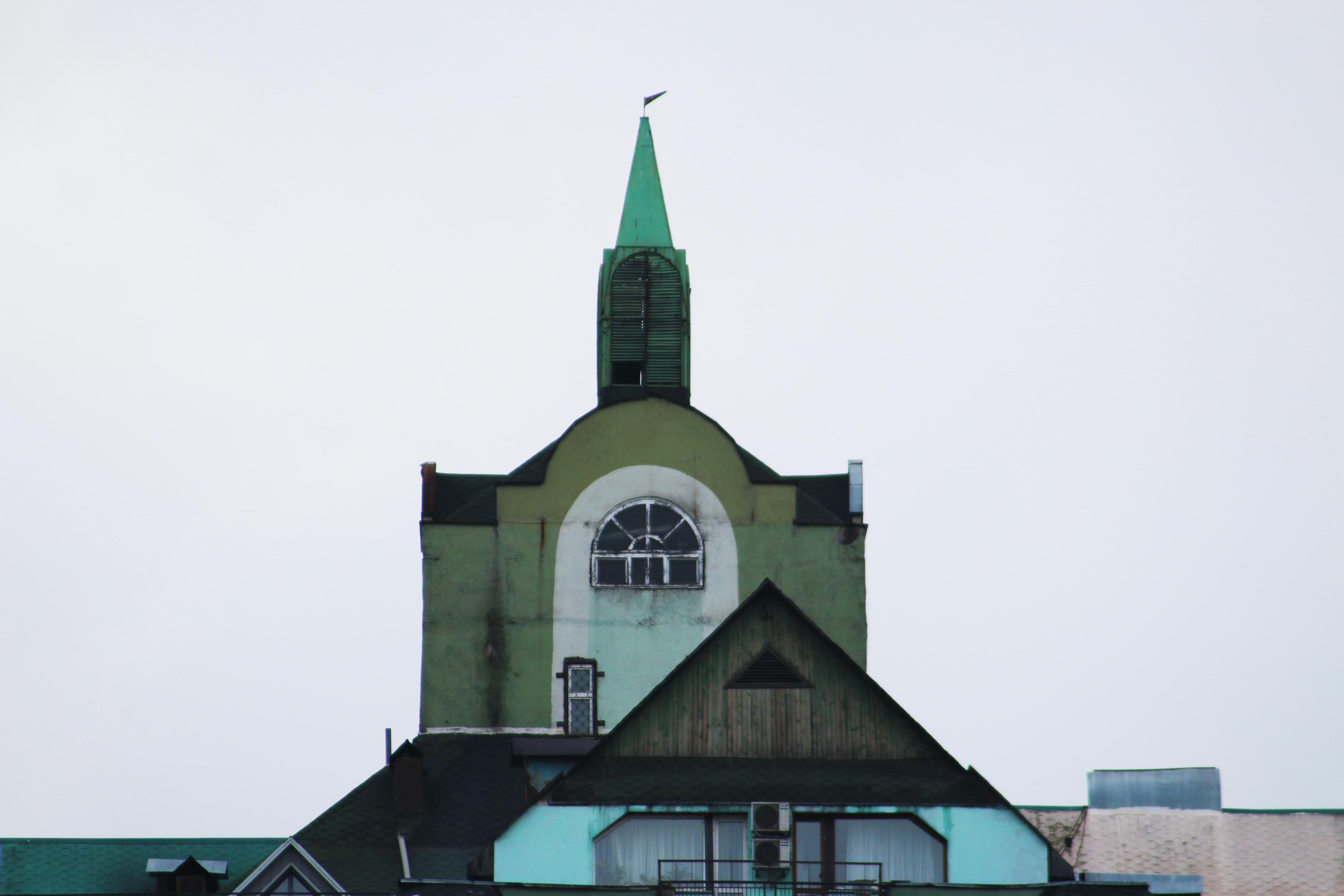 Вместе с башней эта 16-этажка в конце улицы Кирова стала одним из самых высоких зданий Новокузнецка | Источник: Игорь Епифанцев / NGS42.RU