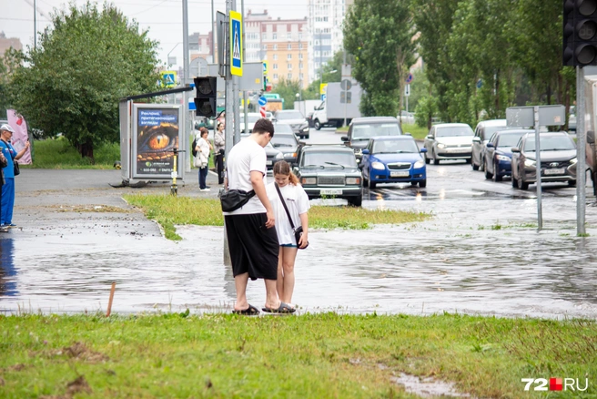 Многие пешеходы не отважились идти по такой большой воде  | Источник: Павел Красоткин / 72.RU