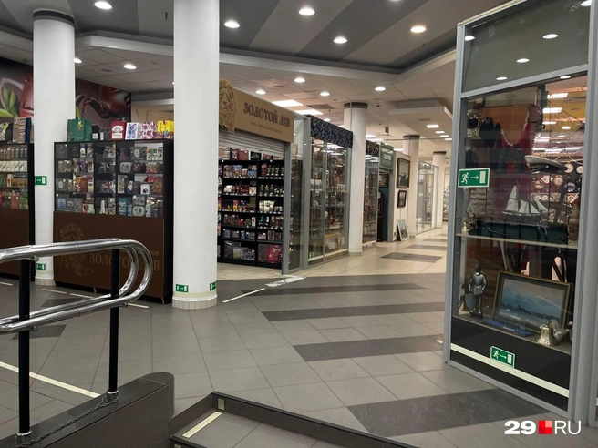На первом этаже продают одежду и сувениры  | Источник: Антон Данилов / 29.RU