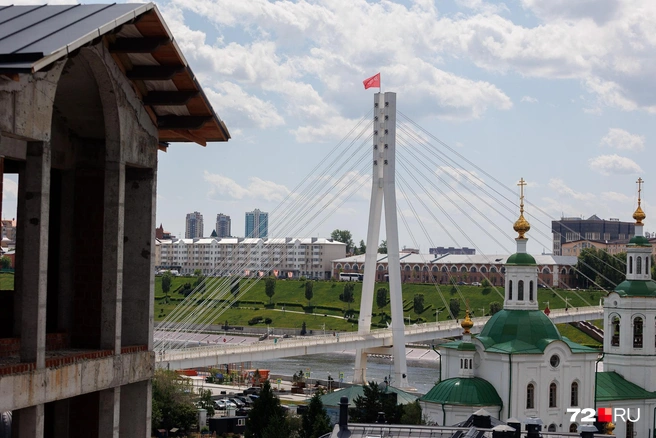Каждый день будущие жители домов будут наблюдать за мостом Влюбленных и как там гуляют люди  | Источник: Ирина Шарова / 72.RU