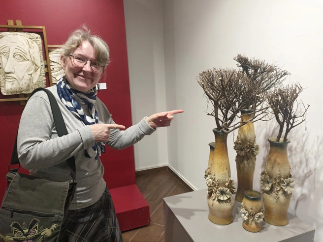«Мне очень нравится такая техника»,&nbsp;— говорит посетительница выставки Наталья | Источник: Анна Сарапульцева /45.RU