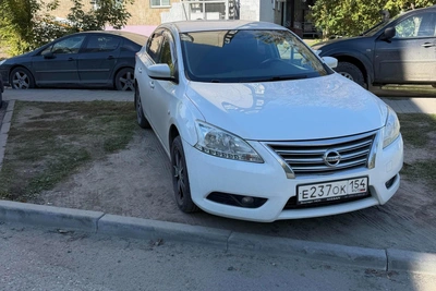 Авто банного хозяйства «Сибирячка» припарковалось на газоне