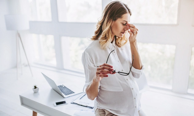 Врач Пустовит назвала симптом, который проявляется у беременных женщин и пациентов с Паркинсоном