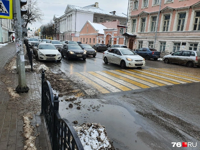 Пешеход, выбирай: лужа или грязь? | Источник: Александра Мамонтова