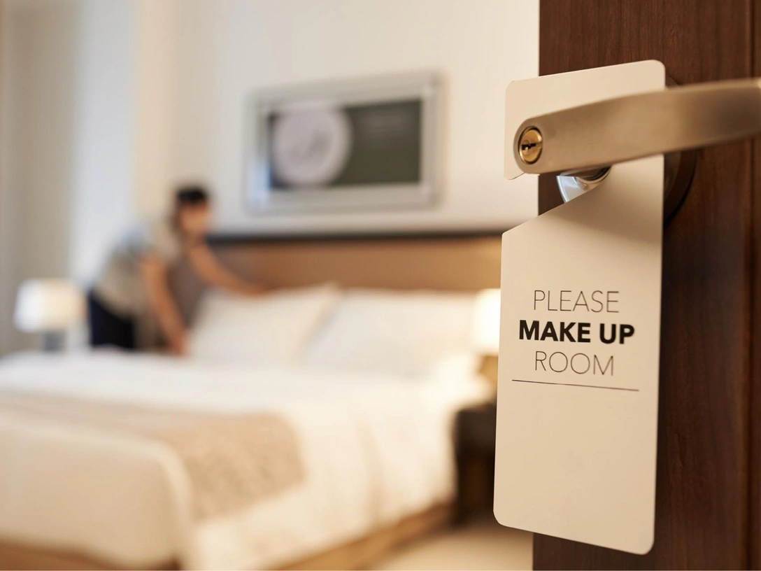 Вопрос, волнующий соцсети: почему кровати в отелях так неудобно заправляют одеялами | marieclaire.ru