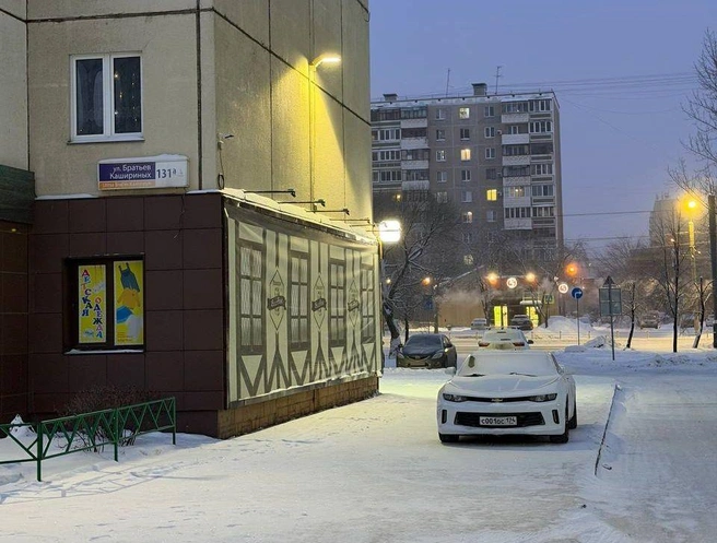 Видимо, снимок сделан еще в марте. Достойная машина, недостойная парковка. Это «Академ», улица Братьев Кашириных, 131 | Источник: читатель 74.RU
