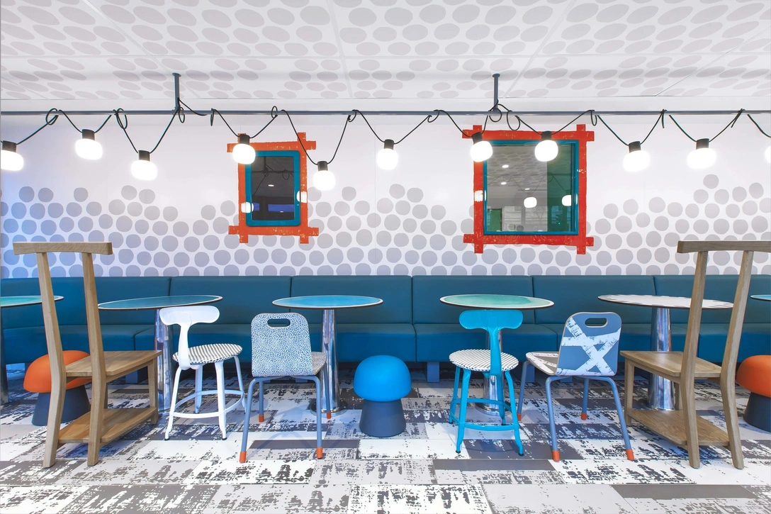 McDonald's по дизайну Паолы Навоне в Париже. | mcmaison.ru