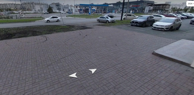Вот это же место летом: заезд проложили по снегу через тротуар | Источник: «Яндекс Карты»