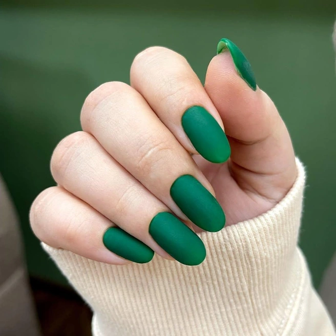Богатство цвета и ничего лишнего | Источник: ekaterinatyslenko_nails / Instagram (экстремистская организация, деятельность запрещена на территории РФ)
