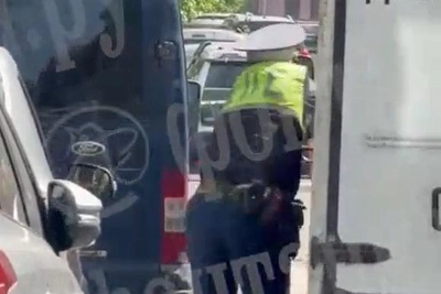 Видео погони за фургоном, закончившейся наездом на гаишника
