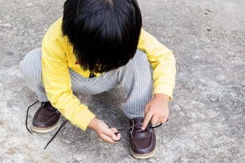 Как быстро научить ребенка завязывать шнурки: легкий способ для родителей