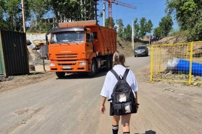«Идут по арматуре»: жители Аракчино без тротуаров