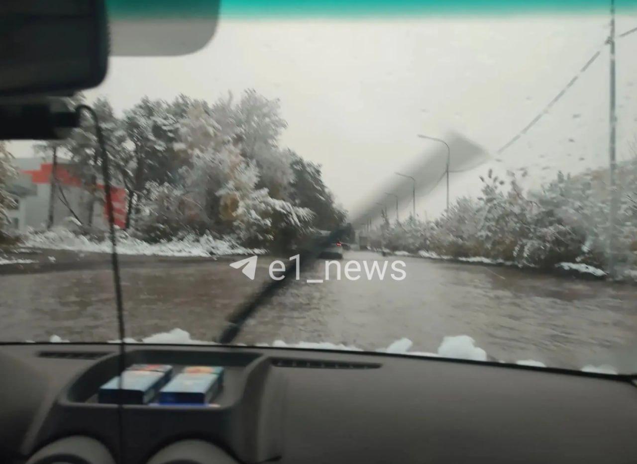 В Екатеринбурге после снегопада появилось городское море — вплавь пустились машины
