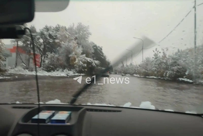 В Екатеринбурге после снегопада машины плывут по дороге