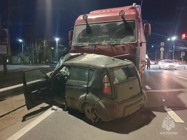Не довезли до больницы: водитель скончался после ДТП с грузовиком в Ярославской области В Ярославской области в ДТП с грузовиком погиб водитель легковушки | Источник: МЧС по Ярославской области
