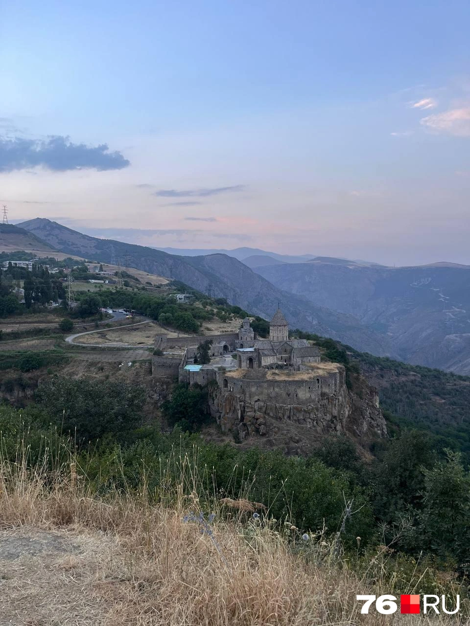 Над ущельем находится Татевский монастырь, возведенный в X веке. Здесь же построена самая длинная канатная дорога в мире, соединяющая две деревни&nbsp;— Татев и Харснадзор | Источник: Кристина Геворкян / 76.RU