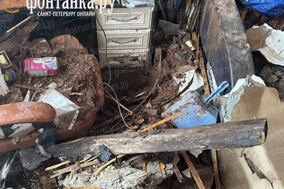 Потолок рухнул и залил квартиру кипятком на Введенской