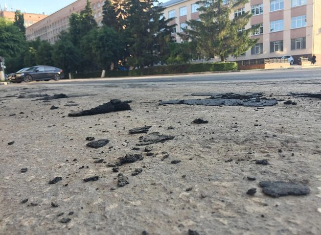 В центре Рязани развалился только что положенный асфальт | ya62.ru