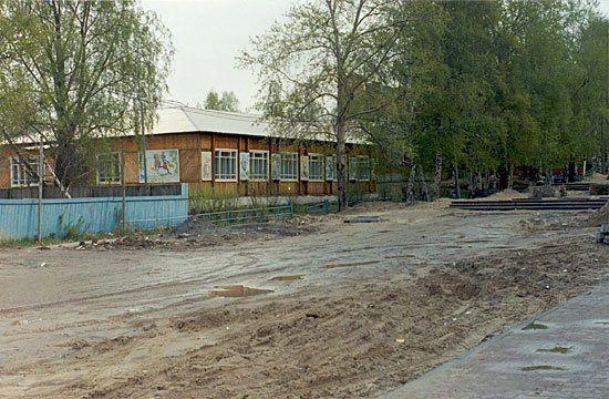 На месте старой библиотеки, которая располагалась по улице Карла Маркса, сейчас возводят современный многоквартирный дом, а рядом появилась прогулочная пешеходная зона | Источник: Ольга Маховикова / Vk.com