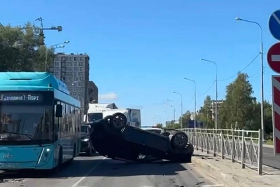 На Ленинградском проспекте в Архангельске перевернулась машина