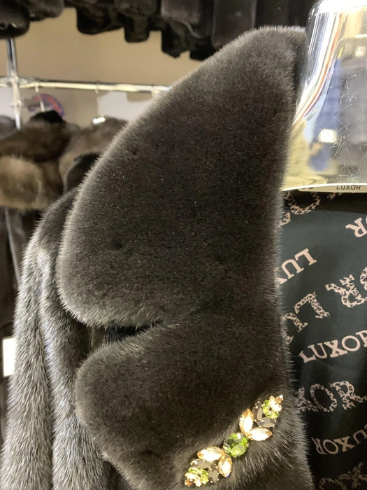 Мех Blackglama имеет короткую ость (это более жесткие, блестящие волоски) и очень плотный, набитый подпушек | Источник: ИП Кузнецова Дарья Александровна