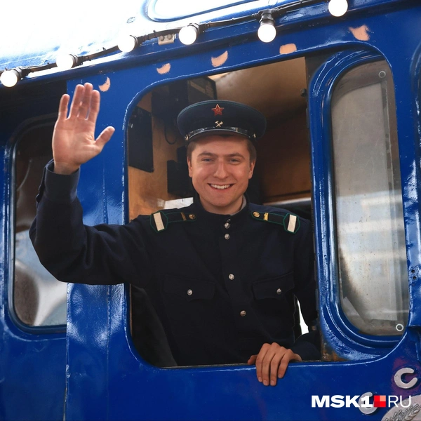 Из своей кабины детей приветствовал машинист | Источник: Татьяна Спиридонова / MSK1.RU