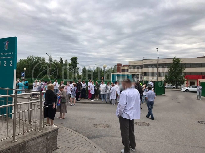 Больницы и поликлиники Петербурга эвакуируют. Об этом сообщают пациенты | Источник: «Фонтанка.ру»