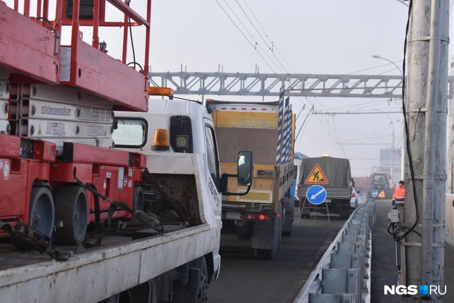 Утром с среду, 15 октября, на мосту оживленное движение | Источник: Рихарда Лем / NGS.RU